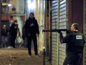 Frankreich unter Schock - In Deckung: Ein französischer Polizist nahe dem Restaurant "Le Petit Cambodge".