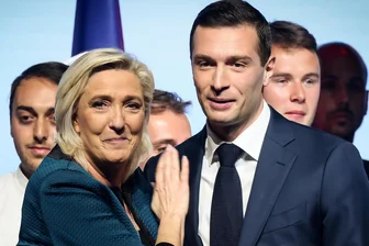 Frankreich: Wird der smarte Rechtsextreme Bardella Le Pen als Präsidentschaftskandidat beerben? - Marine Le Pen stützt ihren Parteivorsitzenden Jordan Bardella. Ob er für sie in das Rennen um die Präsidentschaft in Frankreich einsteigen soll, lässt sie aber noch offen.