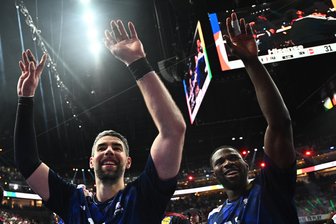 Frankreich zum vierten Mal Handball-Europameister - Frankreichs Luka Karabatic und Karl Olivier Konan (r) feiern nach dem Spiel.