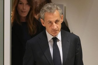 Frankreichs Ex-Präsident geht „erhobenen Hauptes“ ins Gefängnis - Muss ins Gefängnis: Frankreichs ehemaliger Staatspräsident Nicolas Sarkozy verlässt nach dem Urteil das Gericht.