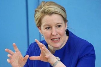 Franziska Giffey tritt als Familienministerin zurück - Bundesfamilienministerin Franziska Giffey tritt zurück.