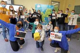 Französisch pauken: So macht es richtig Spaß - Ludivine Aubras (vorn l.) und Mathilde Zilliox (vorn r.) nehmen die Schülerinnen und Schüler mit auf eine Reise durch Frankreich und seine Sprache.