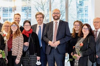 Französisch: Reichenbacher Goethe-Gymnasium ist jetzt sächsische Pilotschule - Empfang in der französischen Botschaft in Berlin. Schulleiter Lutz Niepold und Französisch-Lehrerin Katrin Greis-Bücherl (von rechts) waren wie Vertreter weiterer sächsischer Schulen sowie Kultusminister Christian Piwarz (Mitte) Gast von Botschafter François Delattre (hinten zweiter von links).