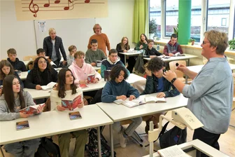 Französische Gäste am Brand-Erbisdorfer Gymnasium schwärmen vom Weihnachtsland - Musikunterricht am Gottagymnasium: deutsche und französische Schüler sowie die Lehrer sangen am Mittwoch gemeinsam.