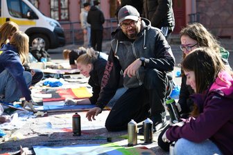 Französische Gäste beleben Rochlitzer Gymnasium - Mit Sozialarbeiter Marcel Berger gestalteten die Jugendlichen Bilder zur deutsch-französischen Freundschaft.