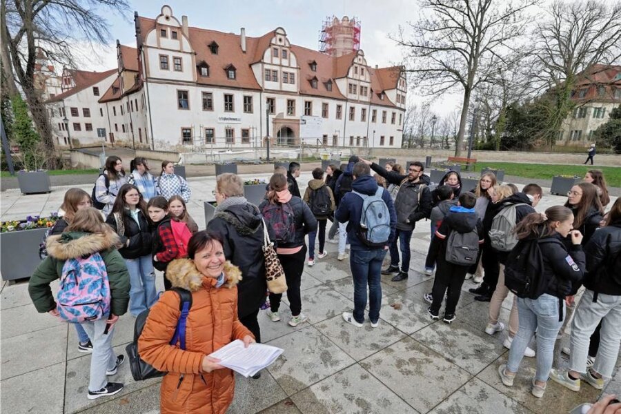 Französische Jugendliche erkunden Glauchau - Französischlehrerin Anja Fritzsche verteilt zu Beginn der Stadtrallye die Aufgabenzettel.