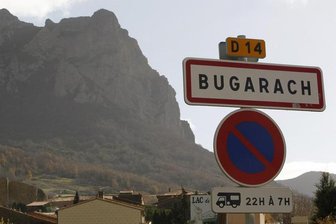 Französisches Dorf wehrt sich gegen Endzeitsturm - Die Apokalypse soll ohne Bugarach stattfinden. Das französische Dorf will Weltuntergangspropheten abhalten. Polizisten sollen die Gegend sichern. Noch herrscht Ruhe.