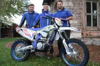 Franzose gewinnt Rund um Zschopau - Für "Rund um Zschopau" hat sich das Enduro-Team von Marcus Kehr (l.) prominente Verstärkung geholt. Sherco-Pilot Theophile Espinasse (2.v.l.), frischgebackener Junioren-Vizeweltmeister aus Frankreich (im Bild mit seinem Mechaniker Thomas Viola), ist für die Truppe aus Flöha gestartet.