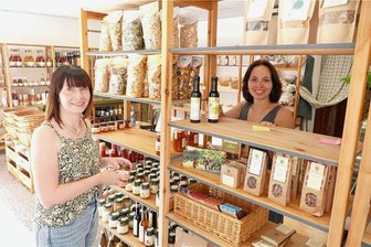„Frassgusch“ aus Drebach öffnet drittes Geschäft in Zschopau - Filialleiterin Cindy Grüner (links) und Inhaberin Linda Heinze beim Einräumen der Regale.