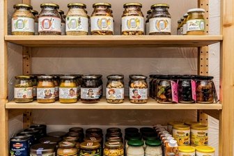 "Frassgusch" öffnet trotz Krise auch in Marienberg Geschäft - Nüsse, Weichgummi, Früchte: Zahlreiche Regale im neuen, rund 60 Quadratmeter großen Geschäft in der Kirchstraße in Marienberg sind bereits eingeräumt. In einer Woche ist die Eröffnung geplant.