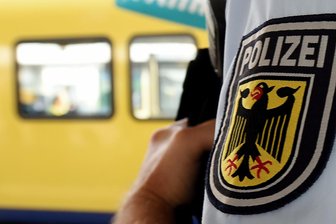 Frau auf den Gleisen: Erzgebirgsbahn muss Gefahrenbremsung einleiten - 