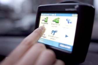 Frau auf Hof von Finanzamt eingesperrt: Navi schickt Autofahrerin in falsche Einfahrt - 