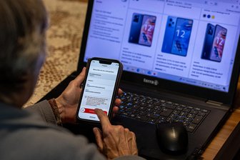 Frau aus dem Vogtland wird Opfer neuer Betrugsmasche: „Ich weiß nicht, wovon ich jetzt leben soll“ - Eine Frau aus dem Großraum Auerbach wird Opfer einer neuen Betrugsmasche. Angeblich sollen Handys an ihre Adresse geschickt werden, sagt ein angeblicher Mitarbeiter der Telekom am Telefon. Um den Irrtum rückgängig zu machen, bestätigte die Frau Codes auf ihrem Smartphone.