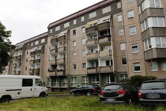 Frau bei Kellerbrand in Mehrfamilienhaus verletzt -