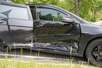 Frau bei Unfall schwer verletzt - Das Auto musste nach dem Unfall abgeschleppt werden.