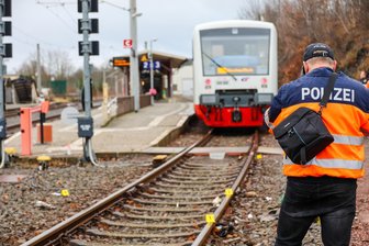 Frau bei Zugunglück im Erzgebirge schwer verletzt - Rettungshubschrauber im Einsatz - In Stollberg ist am Freitag eine Frau von einem Zug erfasst worden.