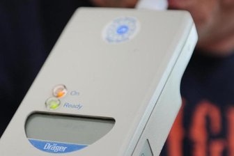Frau betrunken: Promillewert sprengt Alkotester -