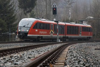 Frau bremst Bahnverkehr zwischen Zwickau und Johanngeorgenstadt aus - Die Erzgebirgsbahn musste wegen einer Frau stoppen, die unter Betäubungsmitteln stand.