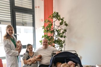 Frau bringt zum dritten Mal Zwillinge auf die Welt - Jasmin und Andreas Rittner aus Fürth haben zum dritten Mal in recht kurzem Abstand Zwillinge bekommen. Auch die älteren Geschwister sind noch ziemlich klein. (Handout)