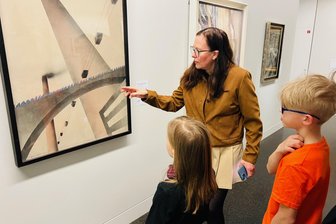 Frau Düber und die Kunst: Wie eine Chemnitzerin Kinder für Bilder an Museumswänden begeistert - Beate Düber bietet regelmäßig Familienführungen an, um Kindern Kunst zu vermitteln.