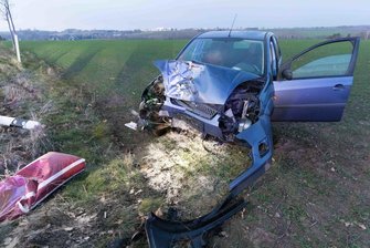 Frau fährt frontal gegen einen Baum -