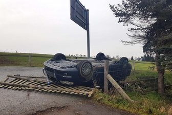 Frau fährt Gartenzaun um und landet auf dem Dach - Der VW kam von der Fahrbahn ab und landete auf dem Dach. 