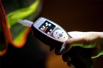 Frau fährt im Vogtland betrunken Auto: Vier Schwerverletzte - Eine Polizistin zeigt einen Atemalkoholtest. Bei einer Unfallaufnahme in Ellefeld lag der Wert deutlich höher.