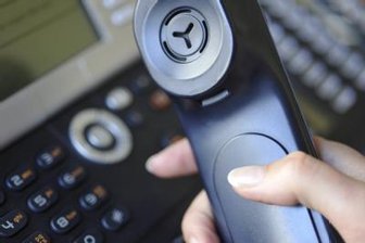 Frau fällt auf betrügerische Gewinnversprechen herein -