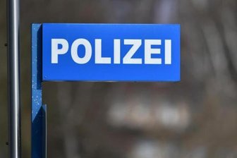Frau flieht vor Polizei und stürzt vom Balkon -