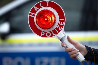Frau flüchtet vor Polizei im Vogtland: Wildes Autorennen hat Nachspiel - Vor einer Polizeikontrolle flüchtete eine Mercedesfahrerin in Plauen. Dabei baute sie einen Unfall.