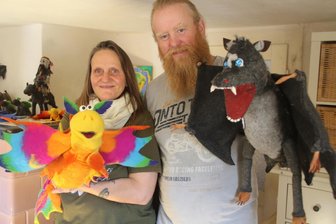 Frau Fröhlich und Herr Ulmann und die Drachenschnecken von Hennersdorf - Andrea Klauke und Olaf Weiskopf (v. l.) alias Frau Fröhlich und Herr Ulmann mit ihren gefilzten Handpuppen im Kreativraum in Hennersdorf.