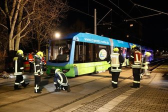Frau gerät unter Straßenbahn -