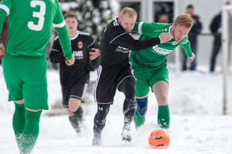 Frau Holle nicht mit Fortuna im Bunde - Trieb seine Langenauer im knöcheltiefen Schnee gegen Gröditz immer wieder an: Phil Reyer (M.), der auch die 1:0-Führung erzielte.
