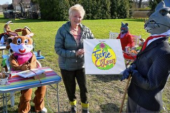 Frau Hoppe und ihre Osterhasen: Rossau hat nun eine Häschenschule - Gabriele Hoppe sorgt seit 2012 mit ihren Osterhasen an der Hauptstraße in Rossau für Aufsehen. 