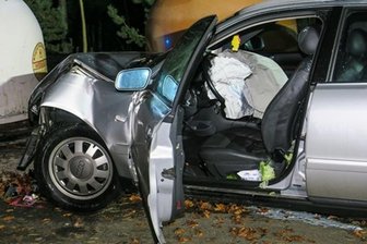 Frau in Auto eingeklemmt - 
