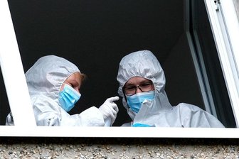 Frau in Chemnitz getötet - Polizisten suchen Wohnumfeld ab - Ermittler sichern Spuren in der Wohnung des Opfers in der vierten Etage.
