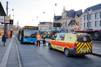 Frau in Chemnitz vor Bus gestoßen: Beschuldigte laut Staatsanwaltschaft geständig - Die Frau wurde von einem heranfahrenden Bus erfasst und schwer verletzt.