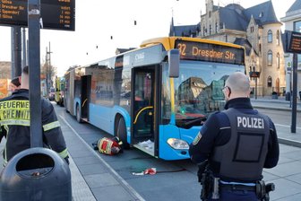 Frau in Chemnitz vor Bus gestoßen: Polizei spricht von versuchter Tötung - Unfallstelle oder Tatort? Am Chemnitzer Hauptbahnhof wurde eine Frau offenbar absichtlich vor einen Bus gestoßen.