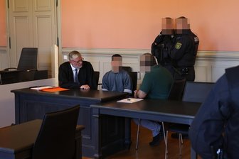 Frau in Crimmitschau erstochen: Warum durfte der gewalttätige Mann einfach so seine Familie besuchen? - Landgericht Zwickau, Sitzungssaal 241. In der Mitte der Angeklagte. Am Donnerstag geht der Prozess weiter.