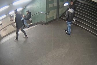 Frau in den Rücken getreten - Polizei sucht Täter mit Video - Das Foto aus einer Videosequenz, mit dem die Berliner Polizei um Mithilfe bei der Identifizierung mehrerer Männer bittet, zeigt den brutalen Angriff auf eine junge Frau in einem U-Bahnhof im Berliner Stadtteil Neukölln. Die Polizei veröffentlichte es im Internet.