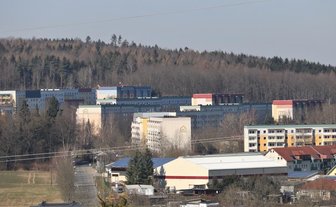 Frau in Flöha tot aufgefunden: Staatsanwaltschaft ermittelt wegen Totschlags - Das Neubaugebiet Sattelgut liegt im Stadtteil Bernsdorf am Waldrand. In einem Wohnblock (nicht im Bild erkennbar) fand man am Montag eine Frau tot auf. Die Ermittlungen der Staatsanwaltschaft dauern an.