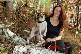 Frau in Männerdomäne: Gersdorferin macht Ausbildung zur Jägerin - Kristin Meiner mit dem Parson-Russell-Terrier Archibald. Die 47-Jährige hat im Oktober an der Jagdschule Zwickau mit der achtmonatigen Ausbildung zur Jägerin begonnen.