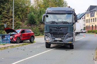 Frau in Schneeberg bei Unfall mit Laster verletzt - Der Mitsubishi wurde bei dem Unfall gegen einen Zaun geschleudert.