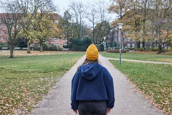 Frau ins Gebüsch gezerrt: Was die Kriminaltechnik nach dem Übergriff von August 2023 in der Plauener Bahnhofstraße herausgefunden hat - Die Kriminalpolizei hat zu einem Übergriff auf eine Frau in Plauen ermittelt.