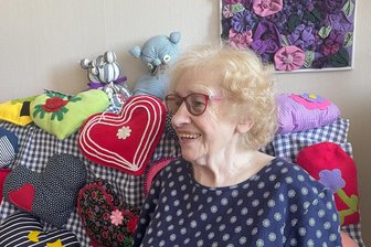 Frau Krauß gibt Stoff: Die älteste Freiwillige der Kulturhauptstadt und ihr Herzensprojekt - Annelore Krauß setzt sich für ältere Menschen ein - die allerdings oft jünger sind als sie selbst.