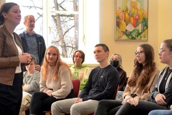 Frau Magwas, sind Sie für die Wehrpflicht? - Yvonne Magwas, Vizepräsidentin des Bundestages (links), vor Elft- und Zwölftklässlern am Auerbacher Gymnasium.