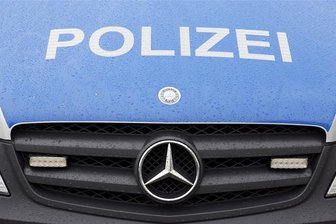 Frau mit 23 000 Euro Bargeld in der Tasche stiehlt einen Lipgloss - 