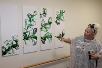Frau mit Stimme und Farben im Kopf – Radiomoderatorin überrascht mit ihrer Kreativität im Erzgebirge - Kati Huhn hat mehr als 40 Bilder für die Flure im Marienstift gefertigt. Foto: Carsten Wagner