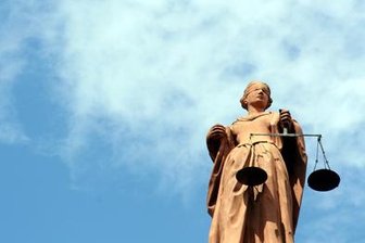 Frau schleift Mann auf Auto mit - Anklage erhoben -