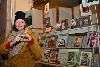 Frau sein in allen Facetten: Aktionswoche in Rochlitz gestartet - Die Rochlitzerin Susan Schröter hat für die feministische Aktionswoche ein Schaufenster an der Rathausstraße gestaltet. Sie hatte Frauen gebeten, sich mit Fotos in ihren schönsten, traurigsten, stärksten oder stolzesten Momenten zu zeigen.
